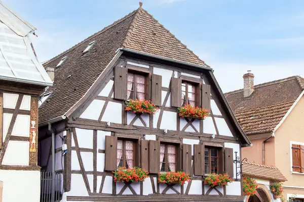 Chtenois şehir merkezinde 18. yüzyıldan kalma yarı ağaçlı evler.