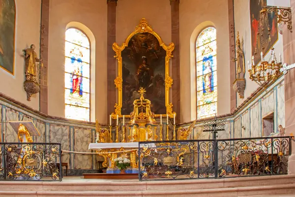 Chtenois 'deki Saint-Georges kilisesinin sunağı, 1759' da Roma tarzında inşa edilmiş.