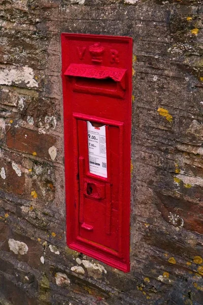 Czerwona Brytyjska Skrzynka Pocztowa Cegle Kamienna Ściana Angielska Skrzynka Pocztowa — Zdjęcie stockowe