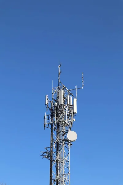 Kommunikationsturm Für Radiowellen Mit Ariel Und Satellitenschüssel Der Frequenz Und — Stockfoto
