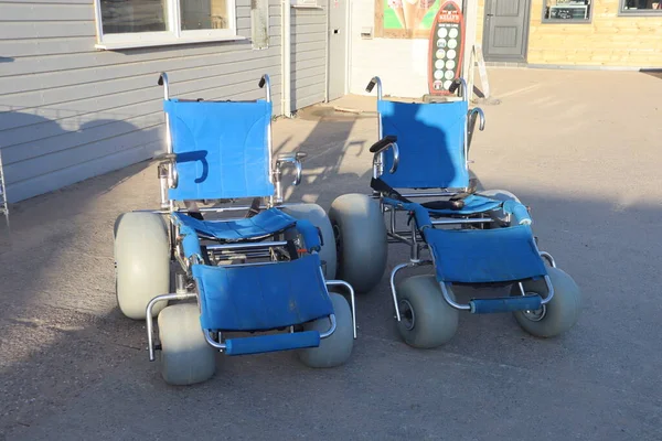 노인들을 수있는 사우턴 해변의 휠체어 손잡이와 바퀴가 휠체어는 수있습니다 — 스톡 사진