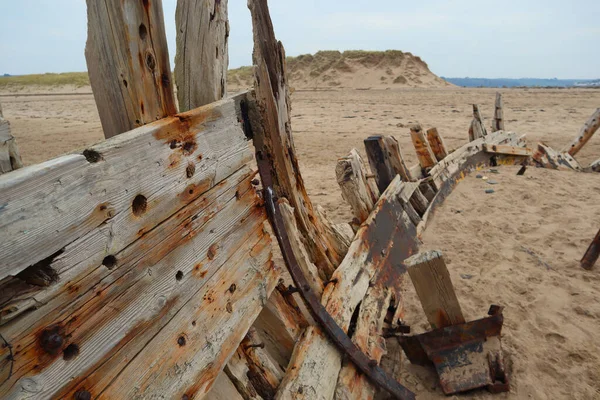 Altes Verwittertes Schiffswrack Strand Mit Beschädigtem Holz Abstraktes Holzmaterial Das — Stockfoto