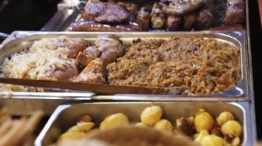 Büyük bir Polonya bigosu ve Saint 'deki bir restoranda kızarmış patates.