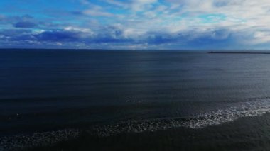 Brzezno 'daki iskele ve Gdansk' taki Baltık Denizi sahili. Polonya