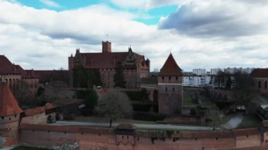 Malbork, Polonya 'daki Töton Kalesi. Hava Videosu