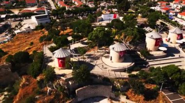 Köydeki alacati evlerinin çatısında insansız hava aracı uçuşu. 