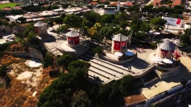 Köydeki alacati evlerinin çatısında insansız hava aracı uçuşu. 