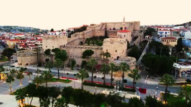 Köydeki evlerin çatısında İHA uçuşları.