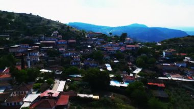 Sirince köyündeki evlerin çatısında İHA uçuşu.