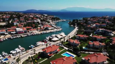 Köydeki evlerin çatısında İHA uçuşları.