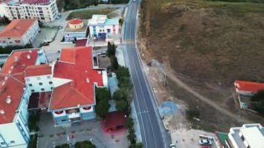 Siacik Turcia köyündeki evlerin çatısında İHA uçuşu.
