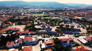 Köydeki alacati evlerinin çatısında insansız hava aracı uçuşu. 