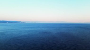 Gün batımında İHA uçuşu Ege 'deki deniz taşları ve kumsalda görülebilir.