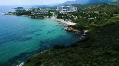 Gün batımında İHA uçuşu Ege 'deki deniz taşları ve kumsalda görülebilir.