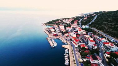 Cesme şehrindeki ortaçağ şatosunun insansız hava aracı görüntüsü.