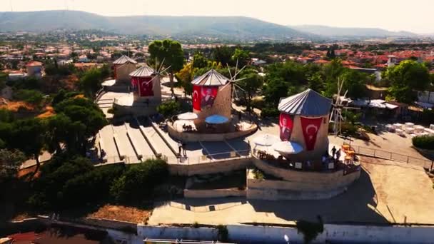 Köydeki Alacati Evlerinin Çatısında Insansız Hava Aracı Uçuşu — Stok video