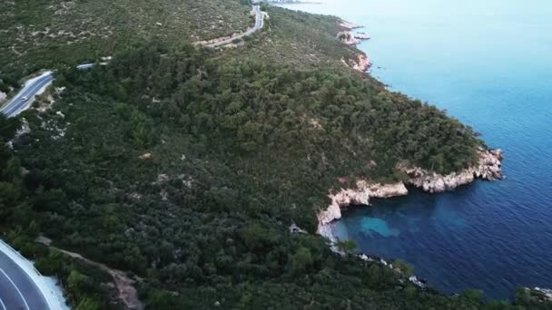 日落时无人驾驶飞机飞越爱琴海岩石和可见海滩 — 图库视频影像