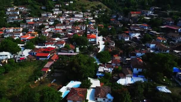 Vuelo Del Dron Sobre Los Techos Las Casas Del Pueblo — Vídeo de stock