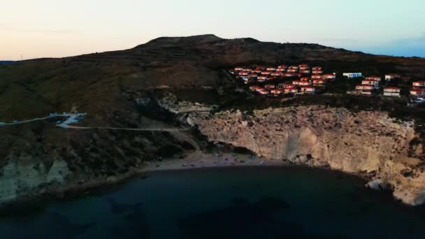 Bezpilotní Let Při Západu Slunce Nad Egejským Mořem Skály Pláže — Stock video