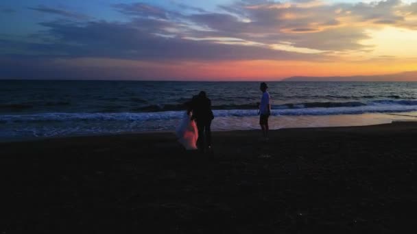 エーゲ海の岩やビーチを越えた日没のドローン飛行 — ストック動画