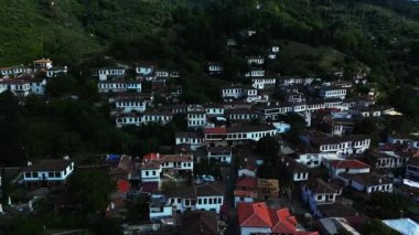 Ortaçağ köyü Sirince 'nin çatıları üzerinde İHA uçuşu