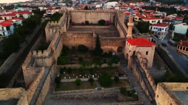 Cesme şehrindeki ortaçağ şatosunun insansız hava aracı görüntüsü.