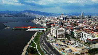 İzmir 'in aşağısından panoramik kuş bakışı