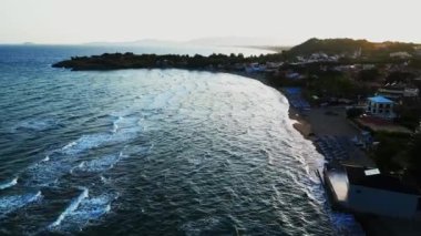 Gün batımında Ege sahilinde İHA uçuşu.