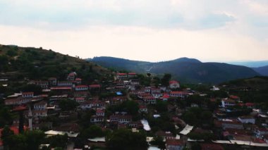 Ortaçağ köyü Sirince 'nin çatıları üzerinde İHA uçuşu