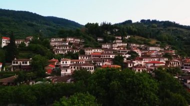 Ortaçağ köyü Sirince 'nin çatıları üzerinde İHA uçuşu