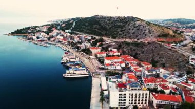 Cesme şehrindeki ortaçağ şatosunun insansız hava aracı görüntüsü.