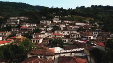 Ortaçağ köyü Sirince 'nin çatıları üzerinde İHA uçuşu