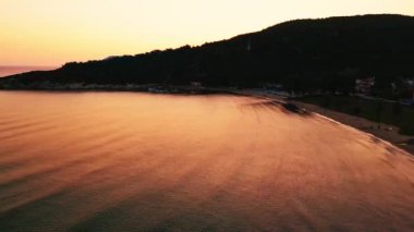 Gün batımında Ege sahilinde İHA uçuşu.