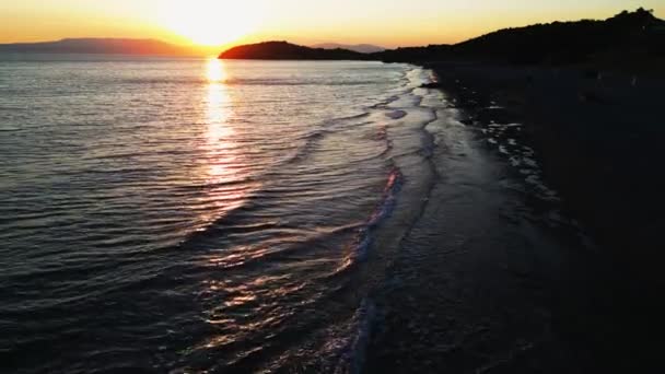 Drönarflygning Vid Solnedgången Över Egeiska Havets Klippor Och Synliga Stränder — Stockvideo