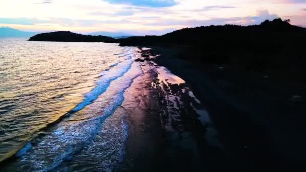 日落时无人驾驶飞机飞越爱琴海岩石和可见海滩 — 图库视频影像