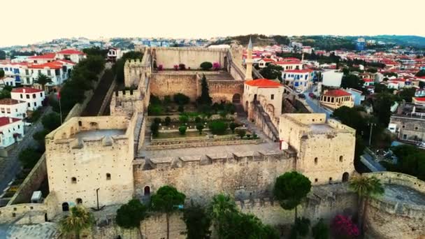 Drone Vista Castelo Medieval Cidade Cesme Voo Sobre Marina — Vídeo de Stock