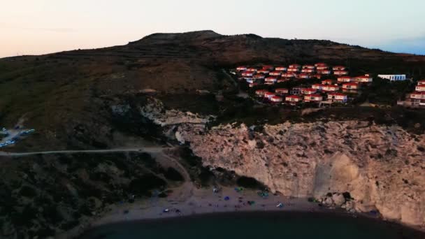 日落时分飞越爱琴海海滩上空的无人驾驶飞机 — 图库视频影像