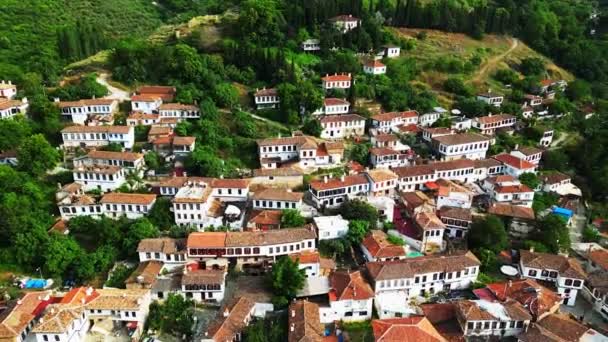 无人驾驶飞机飞越中世纪村庄Sirince的屋顶 — 图库视频影像