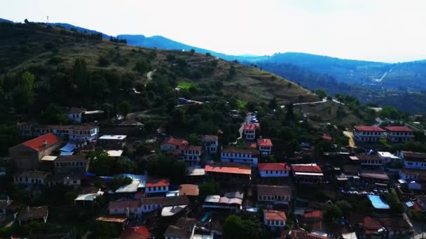 Vuelo Del Dron Sobre Los Techos Las Casas Del Pueblo — Vídeos de Stock