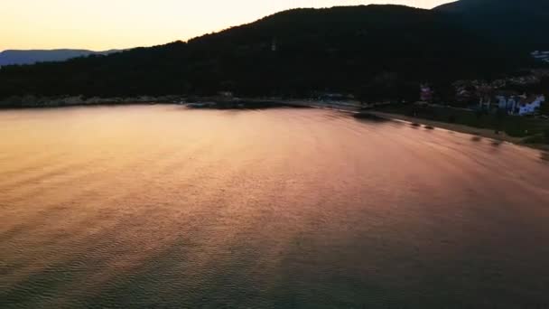 エーゲ海岸のビーチの日没でドローン飛行 — ストック動画