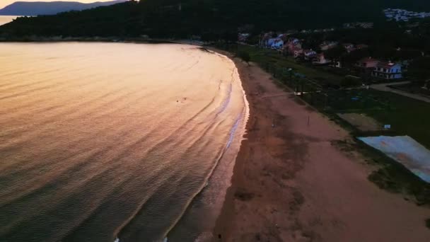 日落时分飞越爱琴海海滩上空的无人驾驶飞机 — 图库视频影像