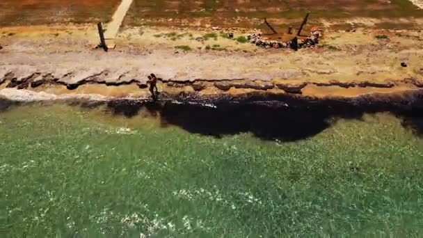 Let Dronem Při Západu Slunce Nad Pláží Pobřeží Egejského Moře — Stock video