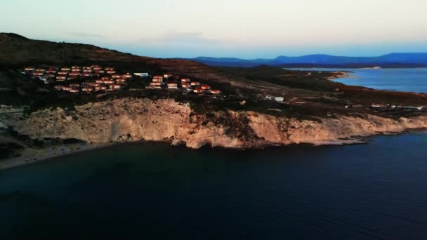 Voo Drone Pôr Sol Sobre Praia Costa Mar Egeu — Vídeo de Stock