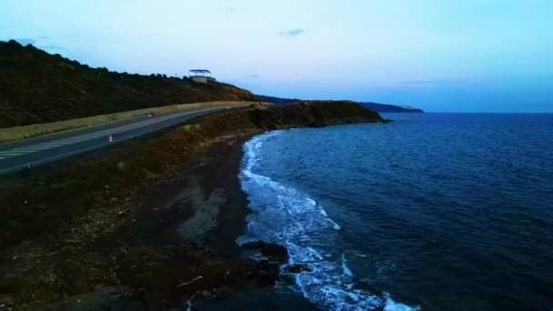 エーゲ海岸のビーチの日没でドローン飛行 — ストック動画