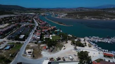 Yazın liman şehrinin hava manzarası