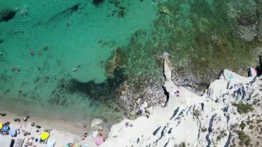 Akdeniz 'in kuzeyindeki güzel beyaz kumsalın hava manzarası.