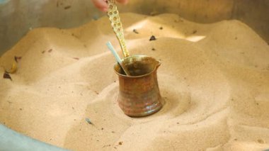 Yerde kahve yapma süreci, kahve çekirdekleri ve kaşık.