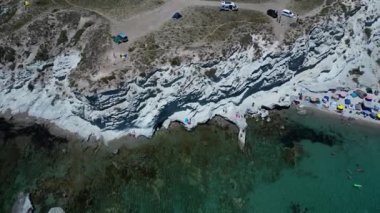 Arka planda deniz ve okyanus manzarası