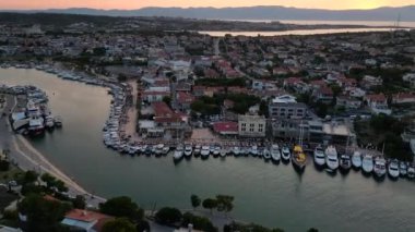 Burgaz şehrinin marinasında gün batımı