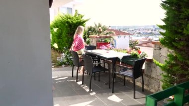 Çiçekli bir kafede güzel bir kız